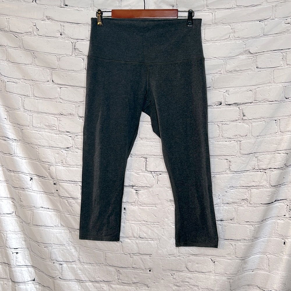 LuLulemon Gray Active Cropped Athletic Pants Size Medium Excellent Condition